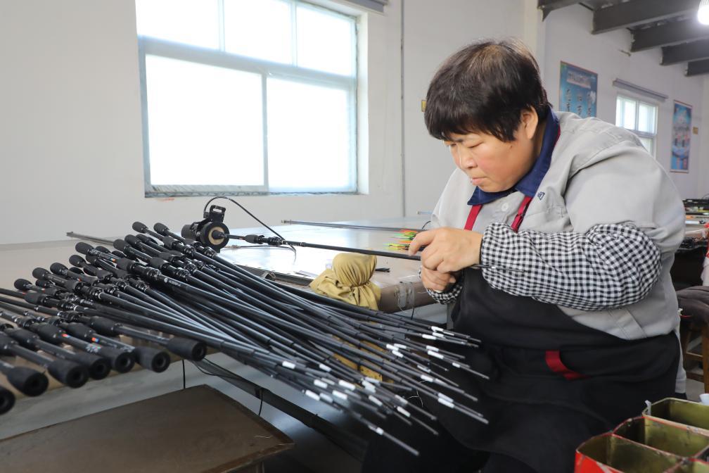3月12日,廊坊市固安县一家体育器材工厂内工人正在缠线。(受访单位供图)