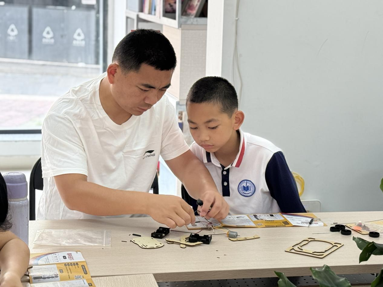 桃源社区“小小科学家”遥控汽车亲子DIY活动--解锁温馨科普新体验