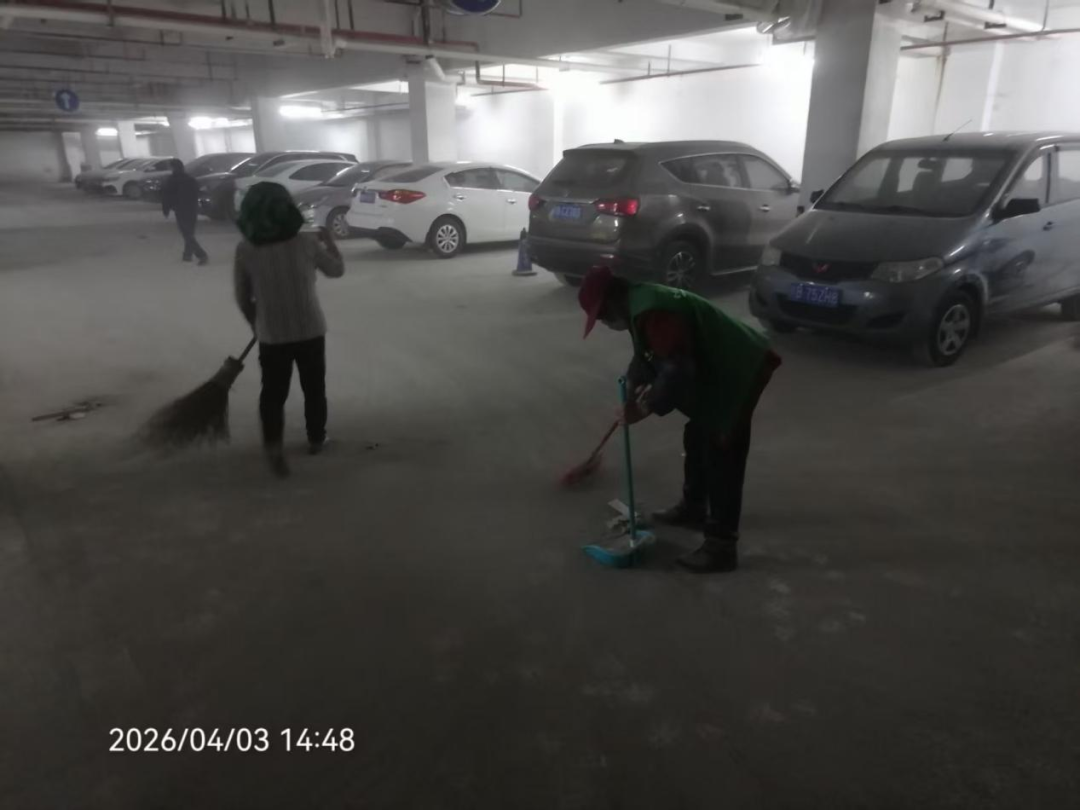 （▲图片说明：4月3日下午，工作人员正在清理地下停车场垃圾。图片由全南县国控产业发展集团有限公司提供）