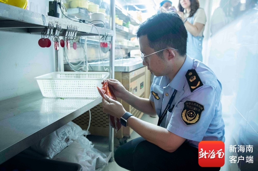 海口市龙华区联合多部门对外卖餐饮店进行检查。记者 蒙健 摄