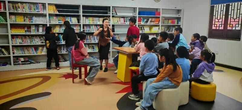 孩子们在泮春村公益阅览室学习。通讯员供图