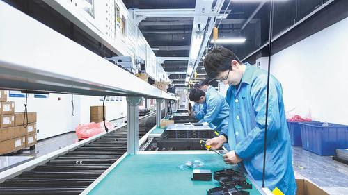 4月3日，在联泰集群算力（三河）科技有限公司生产车间内，技术人员正在装配高性能计算服务器。本报记者 刘英摄