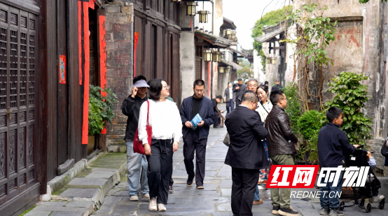 清明假期，游客在黔阳古城充满古韵的街巷中游玩。