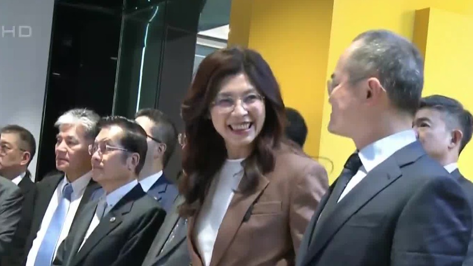 郑丽文体验无人机送奶茶，还开了个玩笑