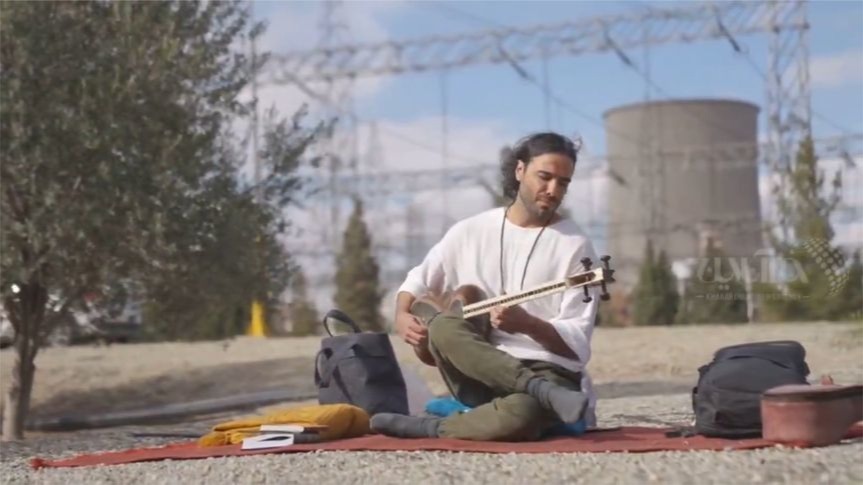 伊朗音乐家“以身试弹”！无惧特朗普轰炸威胁，在发电厂旁独奏