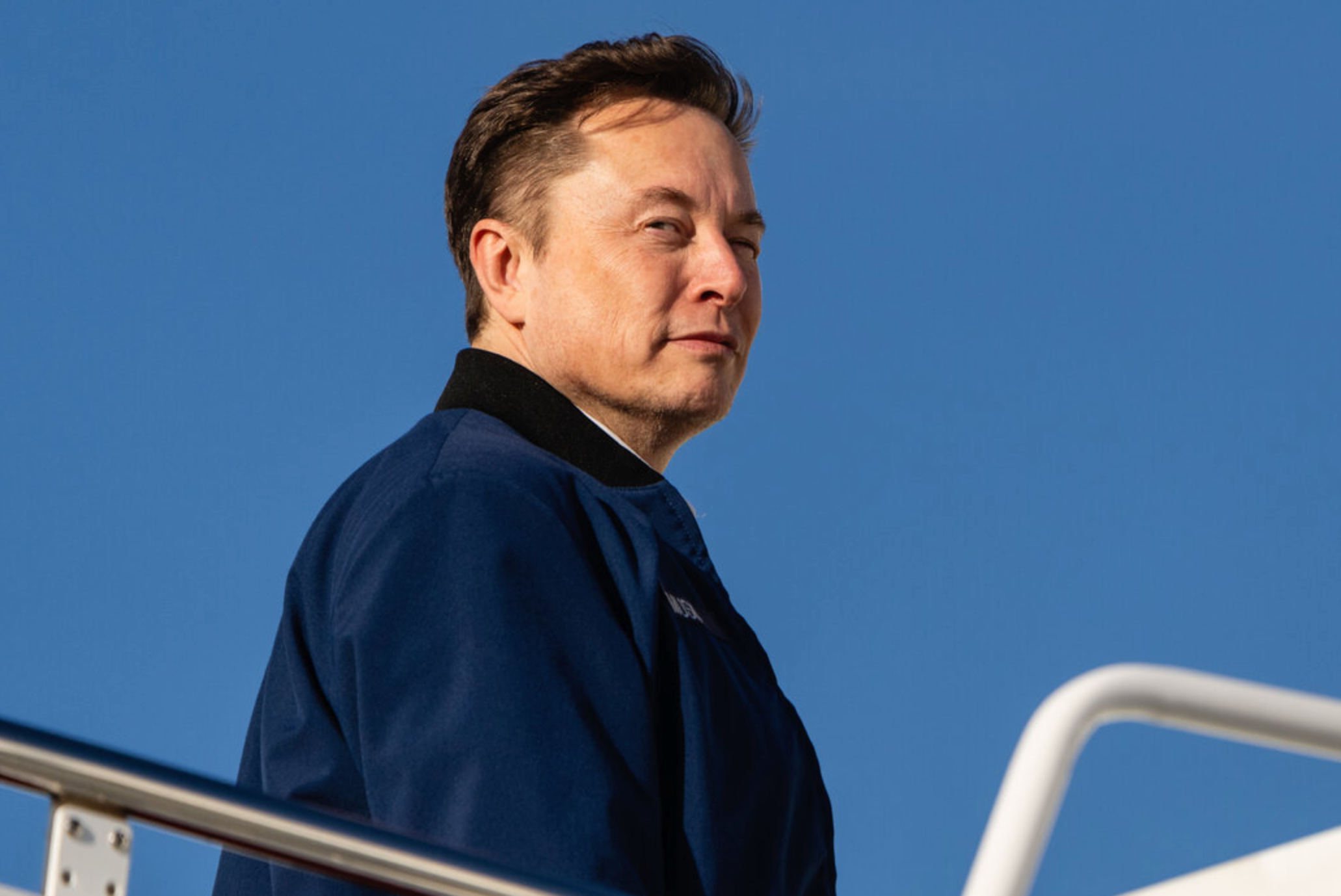 马斯克祝贺美国探月飞船返回地球:欢迎回家