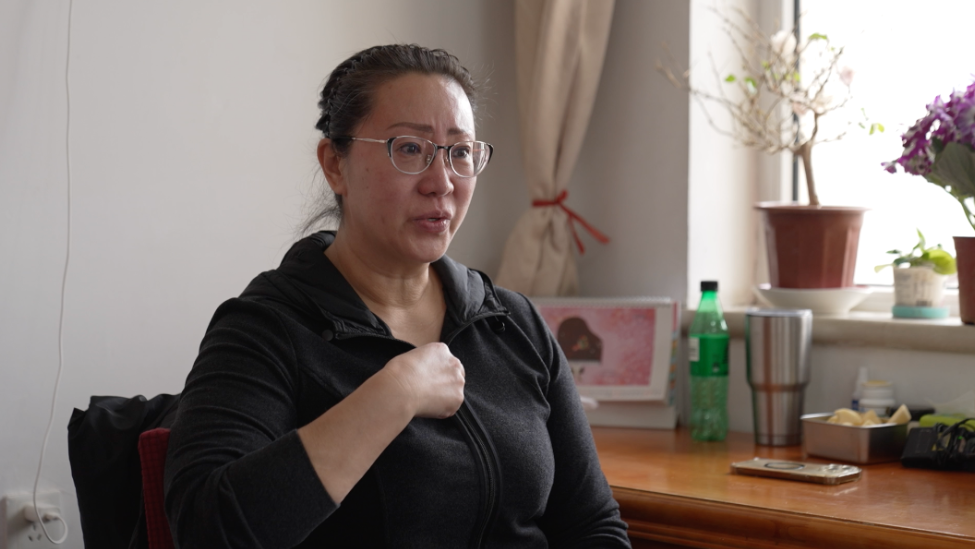 “我要一辈子都不知道我是领养的该多好啊”，54岁的她放弃年入百万的生意照顾阿尔茨海默症养母