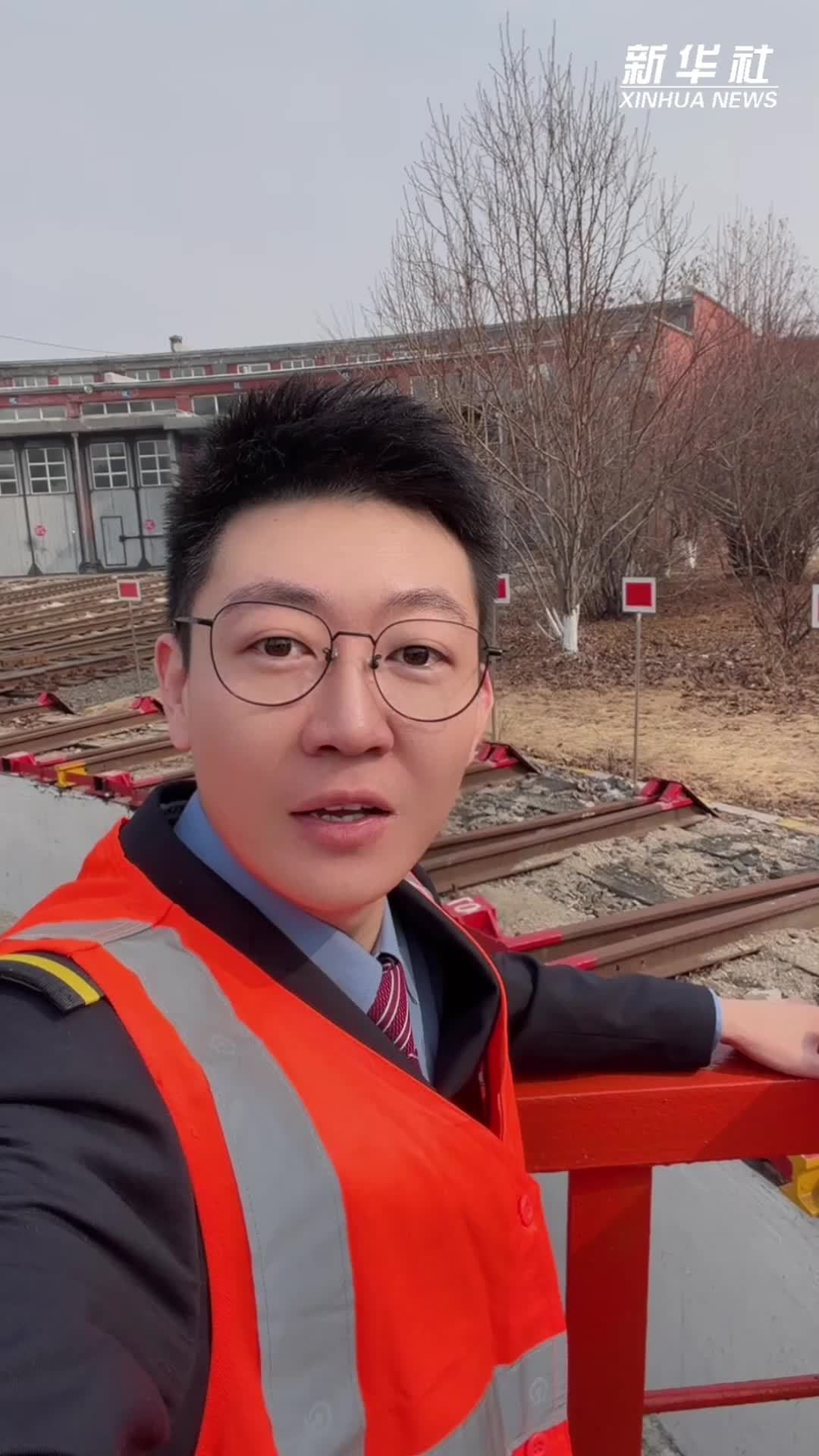 罕见！火车头居然在这里原地转圈圈