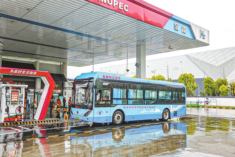 正在加氢燃料的19路公交车。（九江日报记者 程 鹏 摄）