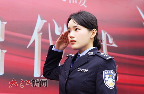 佩戴好警号的魏佳琪答“到”归队。