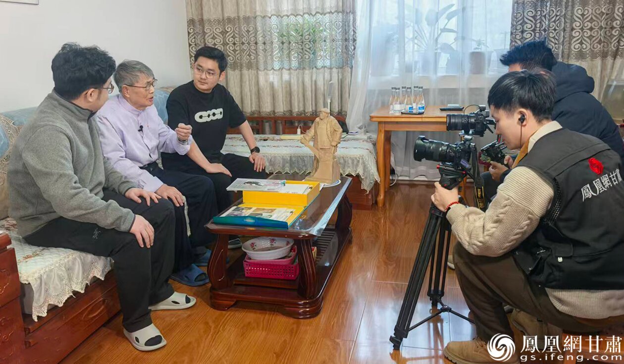 两度担任铁人秘书的孙宝范(左二)与孙子、外孙接受凤凰网甘肃频道采访 陈晓斌 摄