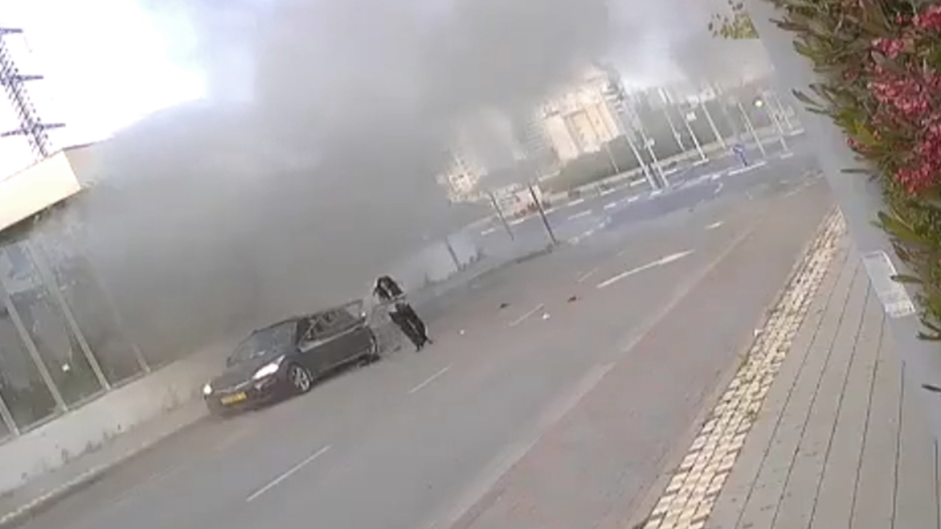 惊险一幕：以色列女子被导弹爆炸震倒在地，随后冷静地起身离开