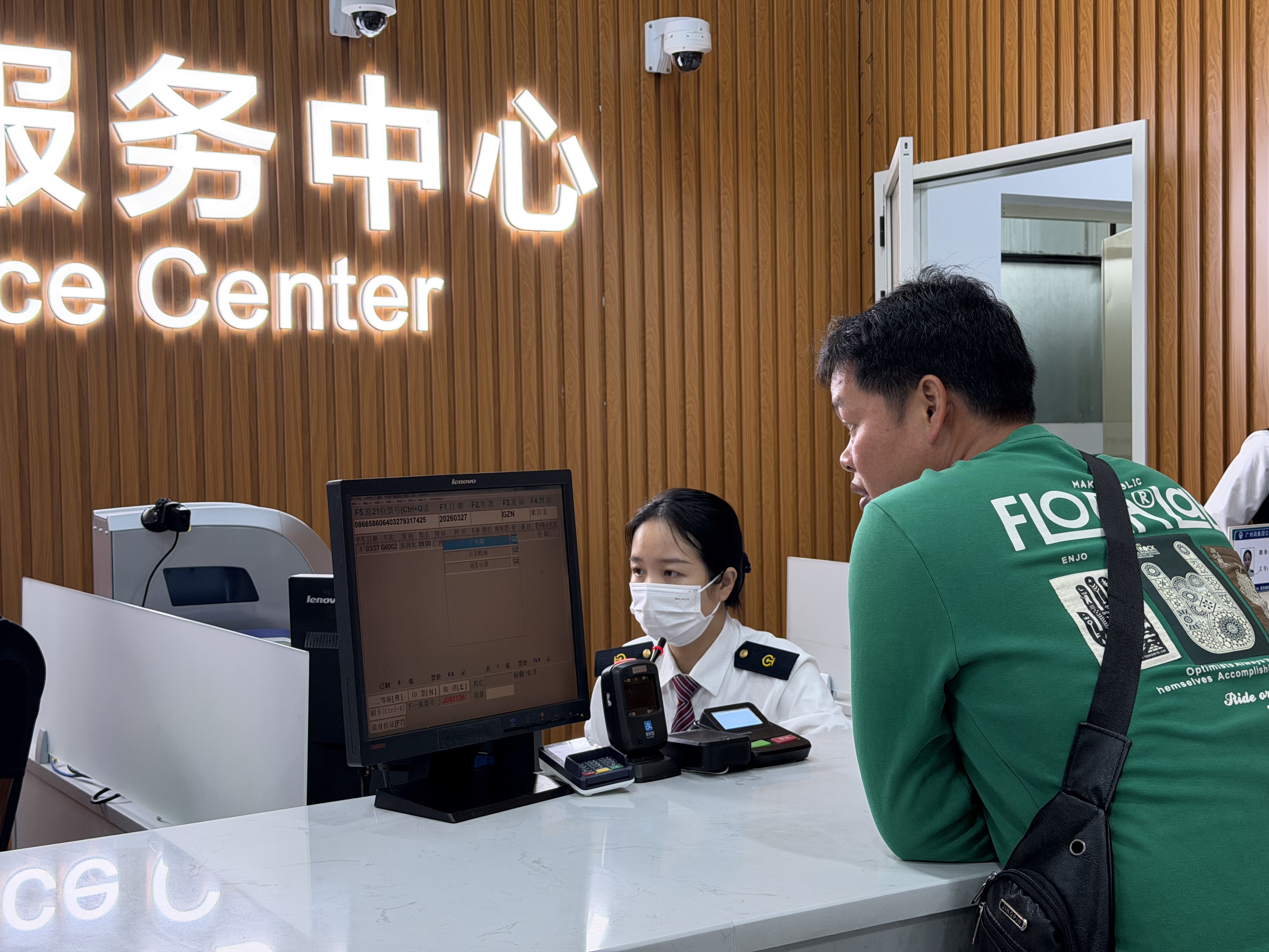 清明假期铁路运输圆满收官  深圳铁路累计运输旅客超370万人次  广深港高铁单日跨境北上客流创历史新高