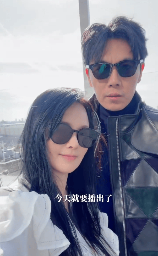 伊能静与老公秦昊同框合影。