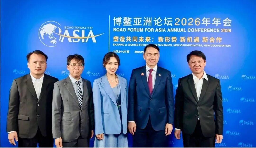 ▲农行志愿者（左数第三）与外宾合影