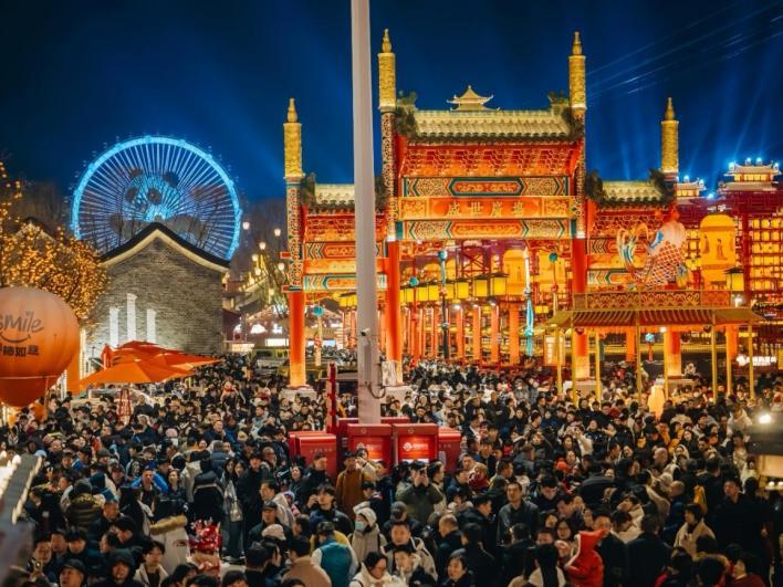 升级改造后的河头老街景区热闹非凡