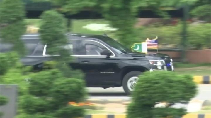 凤凰独家画面：美方代表团车队抵达塞雷纳酒店