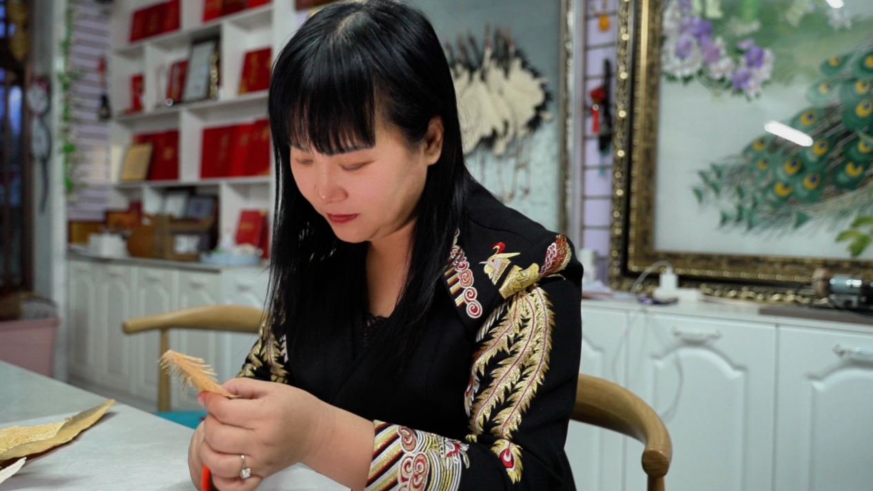 杨双艳制作鱼皮画