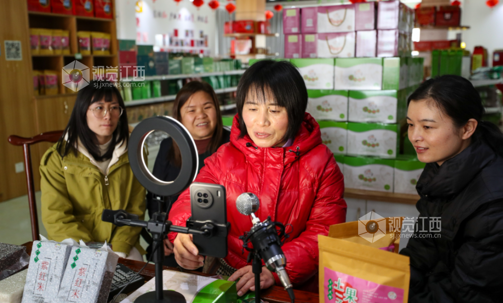 村支书在电商服务站给村民进行助农直播培训（胡启航 摄）