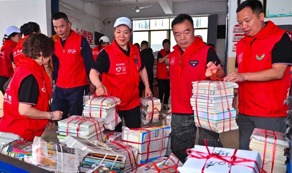 2025年5月20日,深圳市志愿者联合会在江西省赣州市赣县区韩坊镇开展 “阳光书屋”捐建仪式暨志愿服务结对示范活动,这是作为深赣两地志愿服务组织结对合作的首个项目,为该校捐赠7500余册图书和15万余元的助学物资,为学生提供丰富的阅读资源,以书香为乡村儿童点亮知识的灯塔,助力乡村教育发展。肖靓 摄