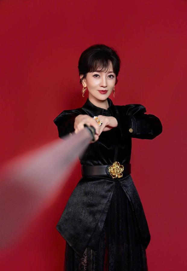 赵雅芝长剑出鞘，侠女气质尽显。