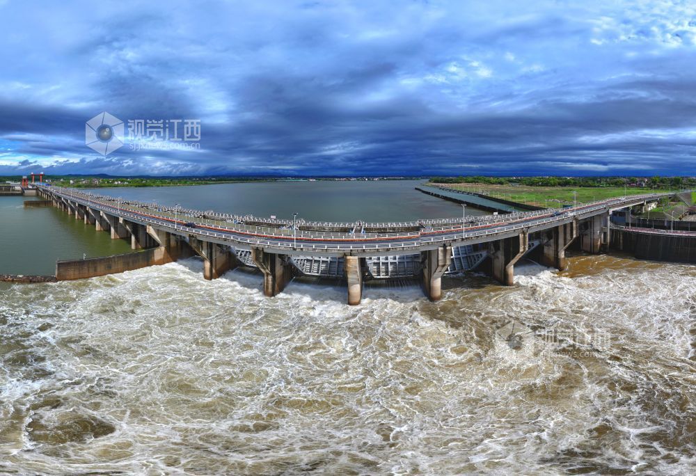2026年4月3日,江西泰和航电枢纽大坝正在泄洪腾库,保障汛期安全。