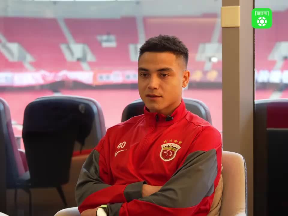 去年年初，当时刚满 21 岁的吾米提江加盟上海海港，作为球队主力随队拿下中超联赛的三连冠；下半年，他第一次代表中国成年国家队登场比赛；今年年初，又在 U23 亚洲杯上作为主力球员几乎踢满了每场比赛，球