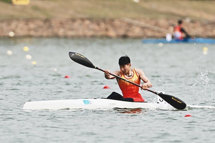 杨舟宇轩日常训练使用的皮艇名为“小青龙”，曾多次陪他参加全国大赛。