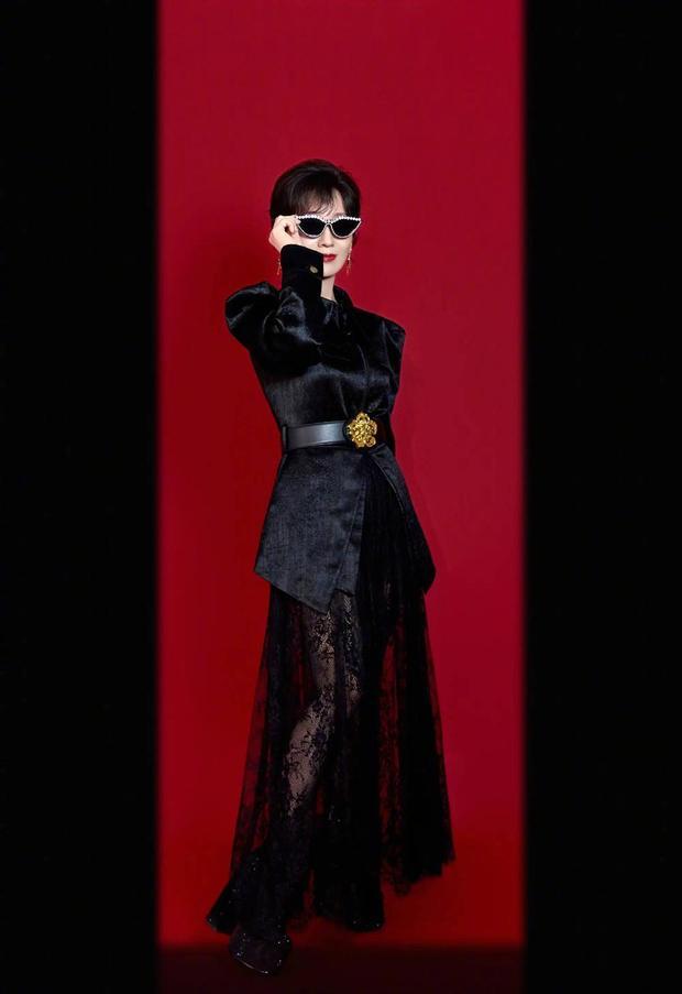 赵雅芝黑衣飒爽，戴墨镜散发神秘感。