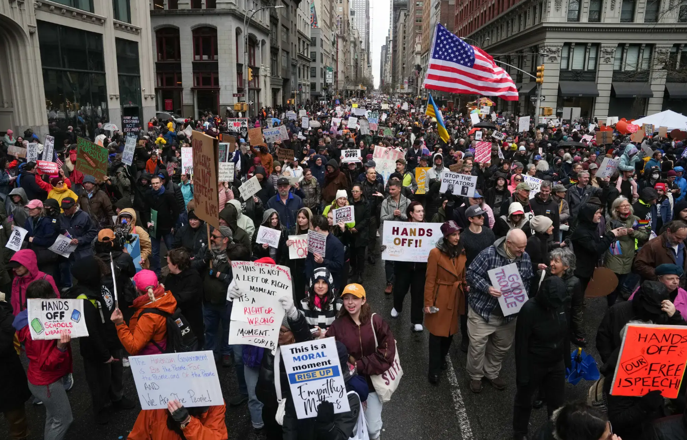 封锁海峡能直接冲击美国经济命脉，导致汽油价格暴涨、通胀高企，进而引发国内政治压力，这种威慑力是其他手段无法替代的。（图为4月5号，美国50个州近60万人举行抗议特朗普集会活动。）