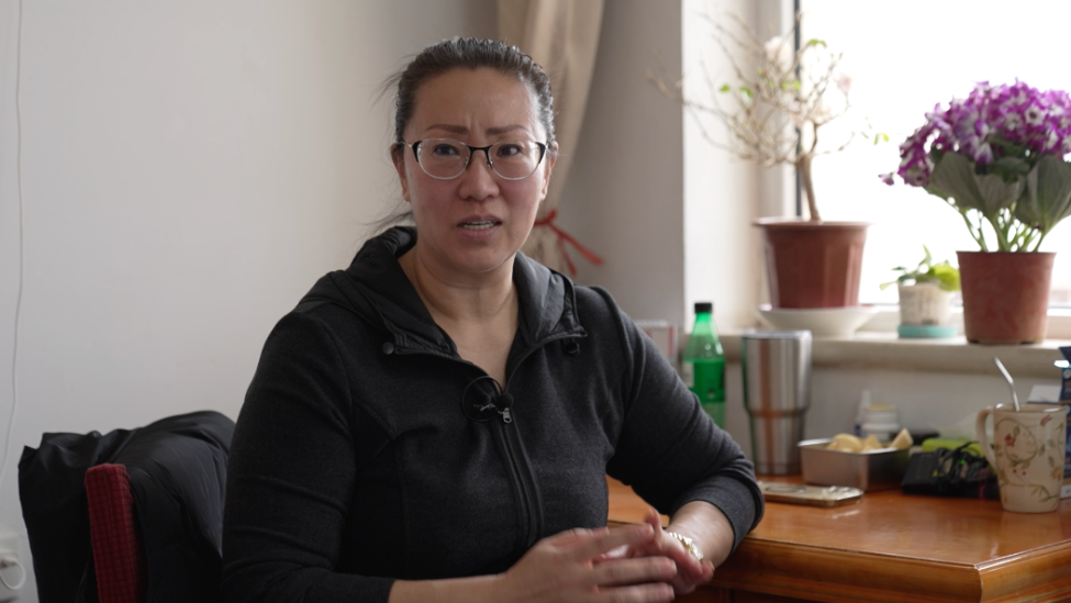 “大便纸挂彩旗，撕碎塞枕头里”，54岁养女放弃年入百万的生意照顾85岁阿尔茨海默症养母，每次推开卧室门，心都是揪着的