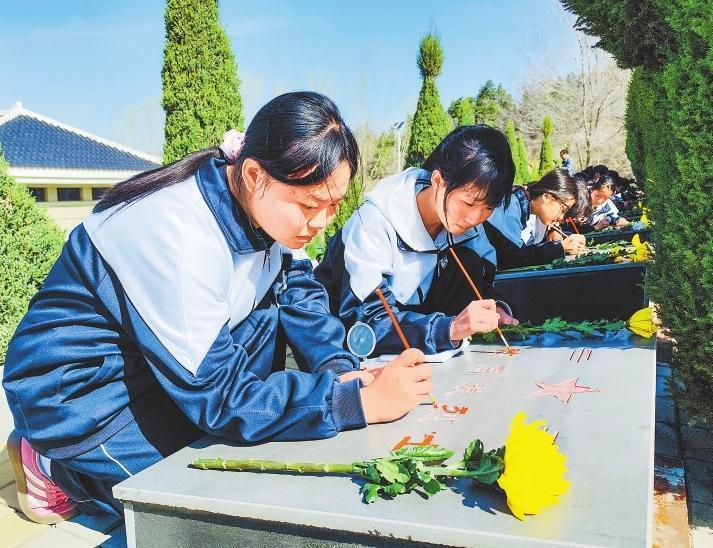 临洮县在烈士陵园举行清明祭扫活动　新甘肃&middot;甘肃日报通讯员　田建鑫