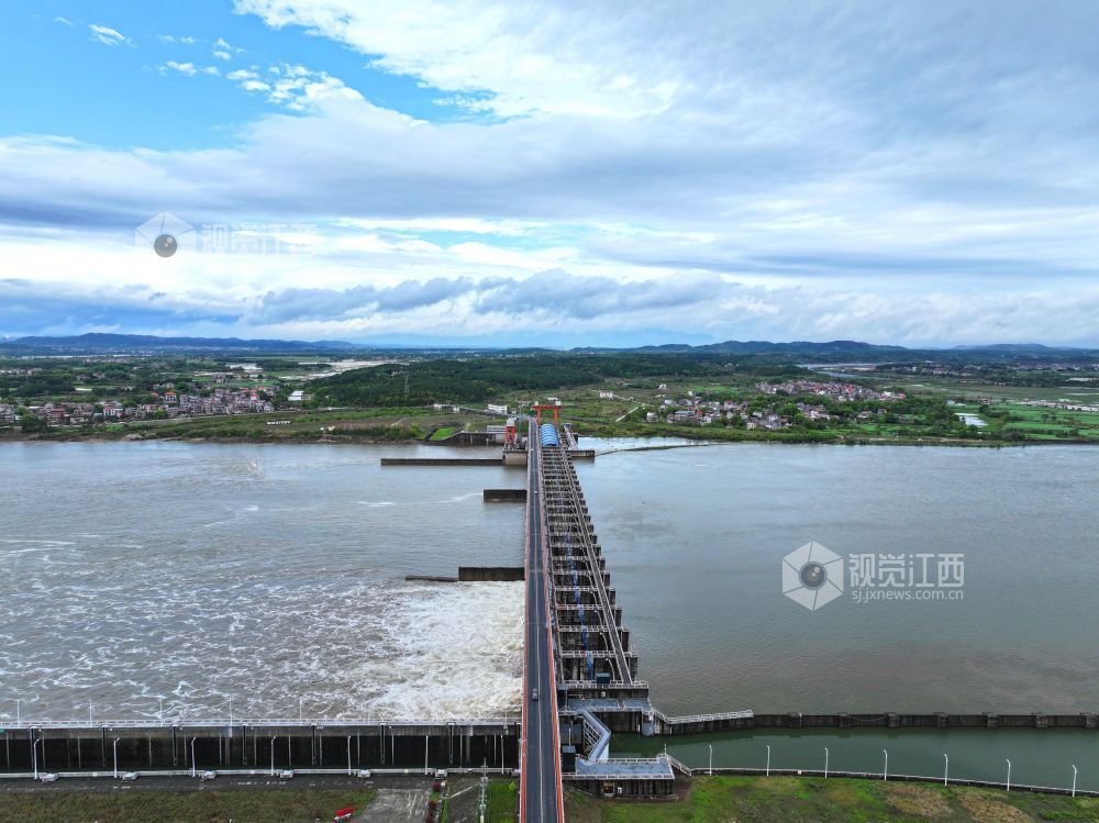 2026年4月3日,江西泰和航电枢纽大坝正在泄洪腾库,保障汛期安全。