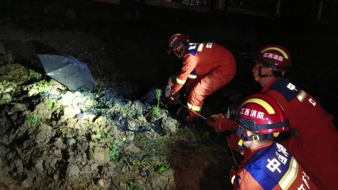 九江一男孩为捡零食深陷泥潭 市民尝试施救未果后报警