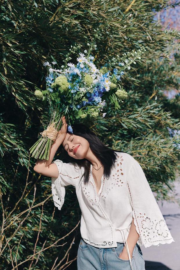 搜狐娱乐讯 15日，高圆圆拍摄的春日氛围感美照释出，她手举鲜花，绽放明媚笑容，元气满满，好养眼！