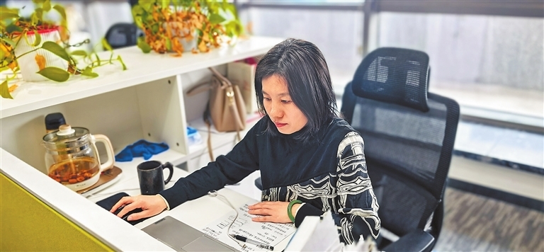 技术经理人池静静在对接技术成果项目。记者 尹江勇 摄