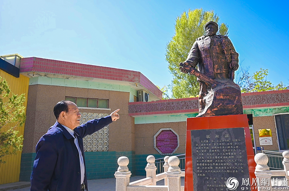 厉万祥在王进喜故居纪念馆前诉说30多年前带头兴建馆舍的场景　张修毅　摄