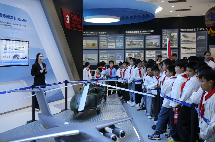 南昌航空大学：逐梦蓝天 大手拉小手