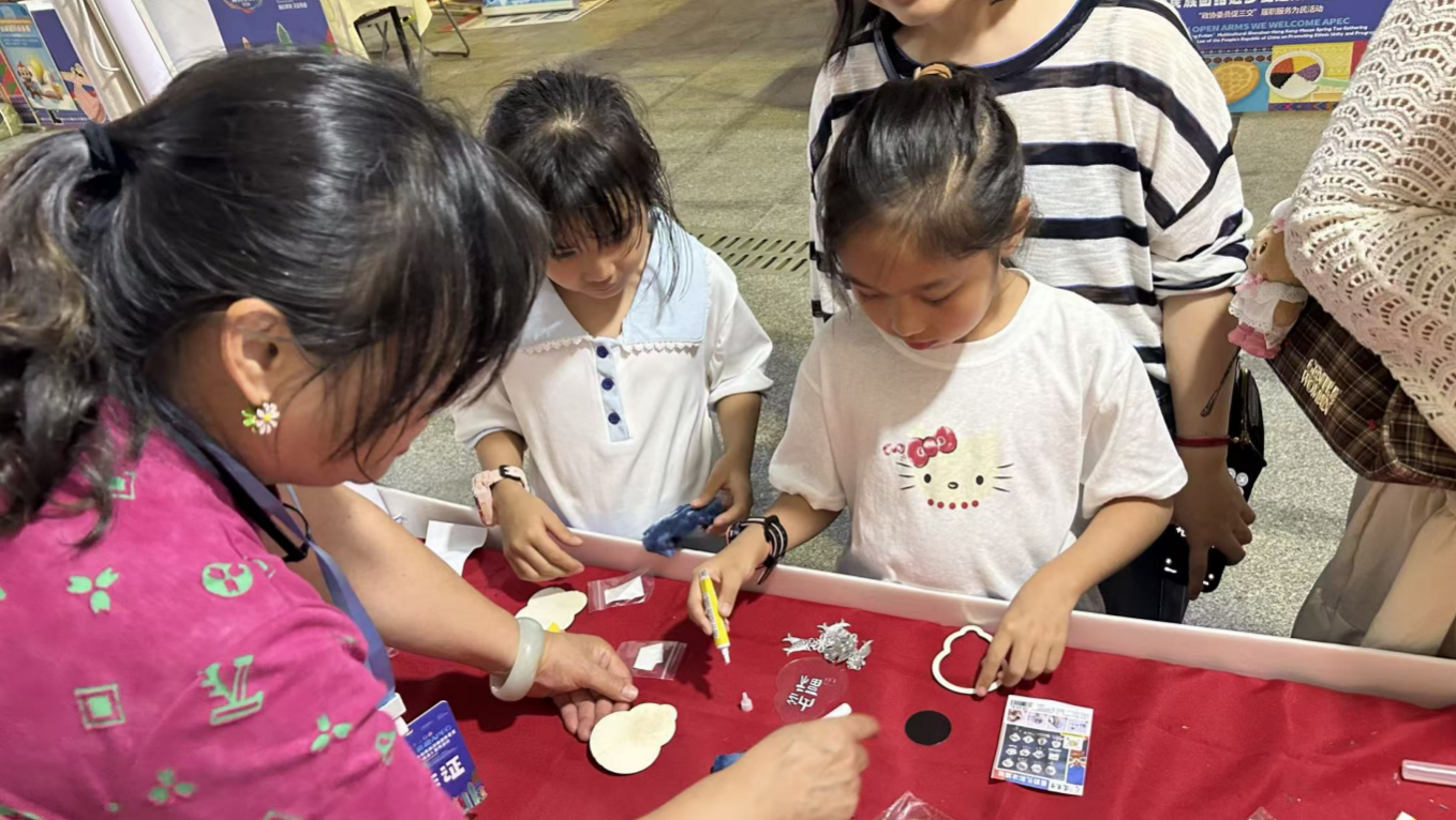 香江连濠江，同心汇鹏城 三地交流共绘“中华民族一家亲”暖心画卷