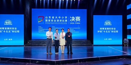 青岛职业技术学院师生合影