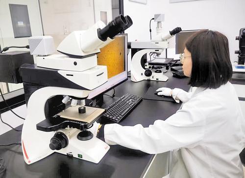 3月16日，在中塞（国际）轴承产业共享实验室，工作人员正在检测轴承产品。 本报记者 姜 艳摄