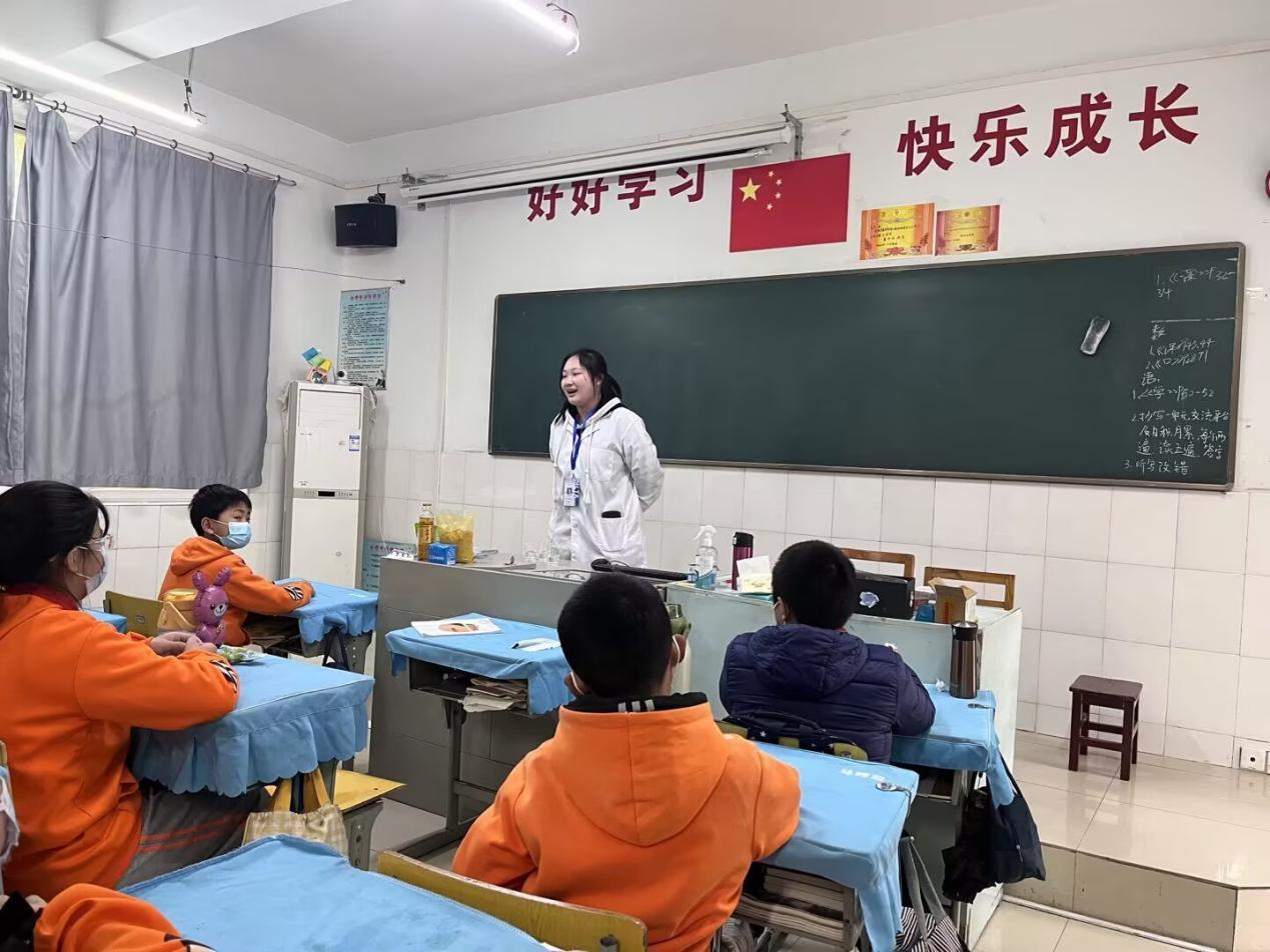 钟连发为钱学森学校学生讲解趣味科学实验