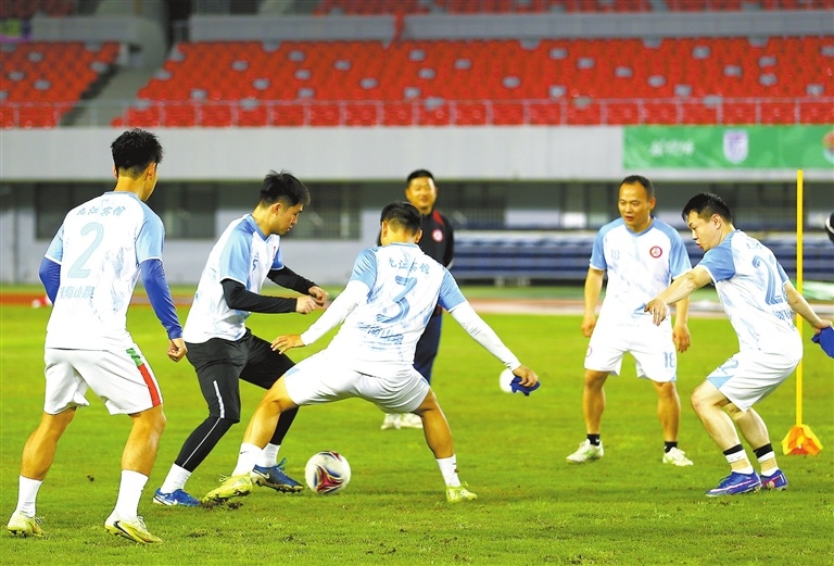球员在市体育中心体育场开展备战训练。（九江日报记者 欧阳海员 摄）