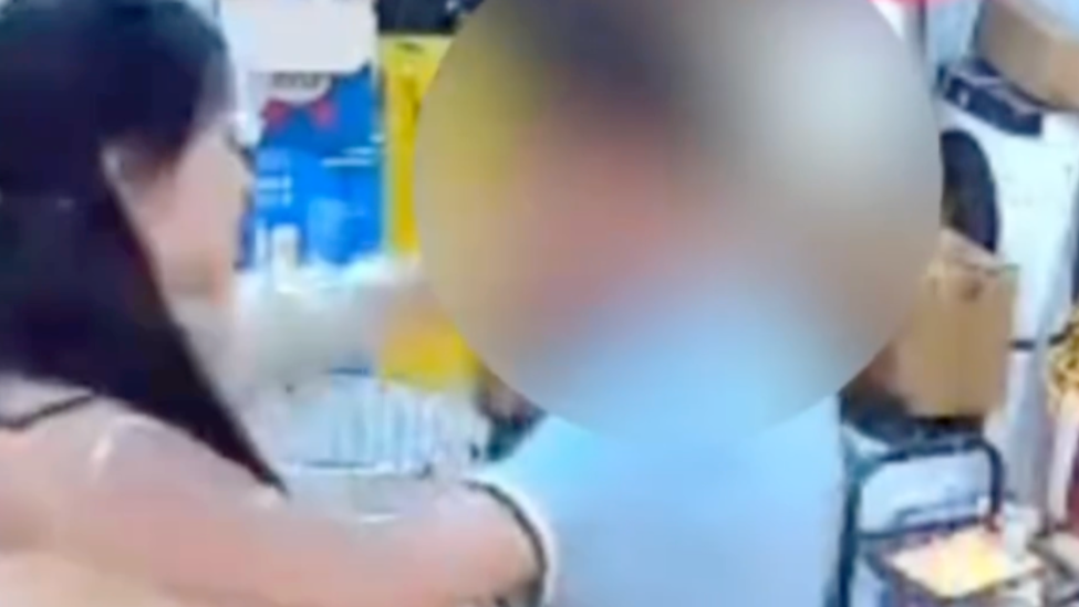 火锅店女老板遭客人“咸猪手”，一巴掌扇掉对方眼镜