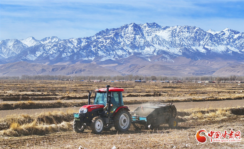 祁连山下机械化耕种