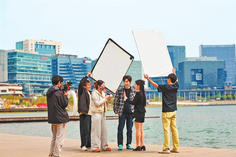 4月2日,郑州龙湖金融岛湖畔,某都市题材微短剧正在拍摄。