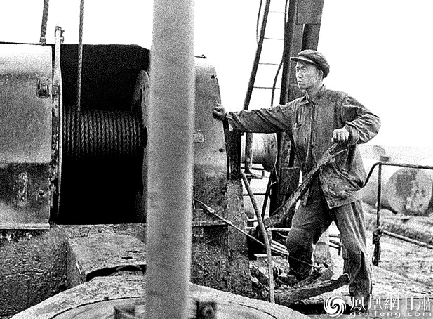 王进喜在玉门油矿历任副司钻、司钻、副队长、队长,钻台记录了他的成长历程。资料图片