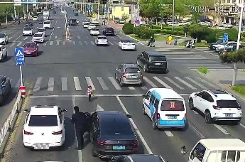 点赞！行车途中女童掉出面包车 后方青岛交警出手相助