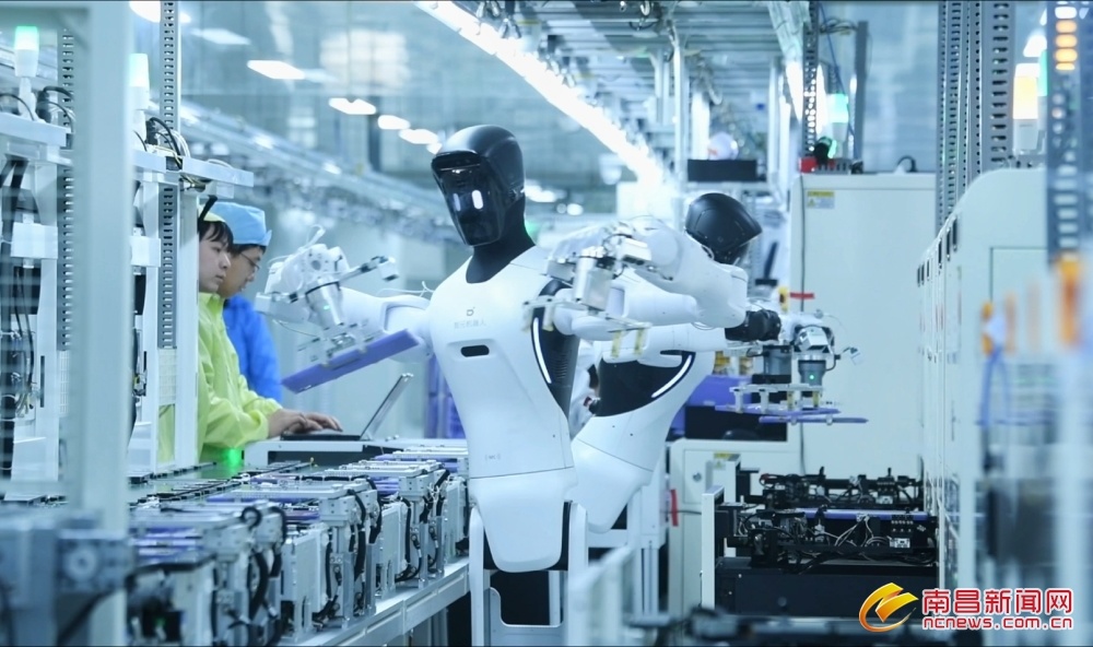 “智元精灵G2”机器人在流水线上作业