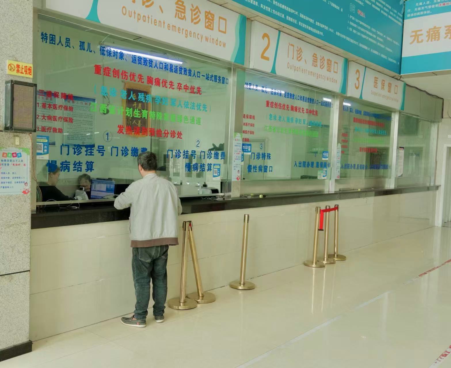 解聘事件发生后，仍有患者来到天湖医院问诊 图源：时代周报记者 傅一波